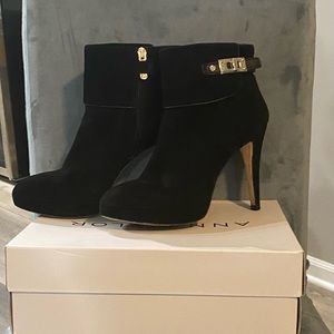 Gorgeous Rich Black Velvet Vince Camuto Signature Line Booties